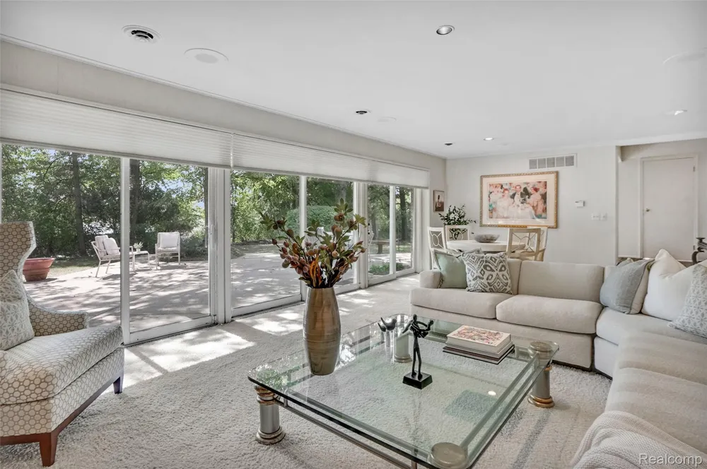 4855 Thorntree Drive West Bloomfield Charter Township, MI 48322