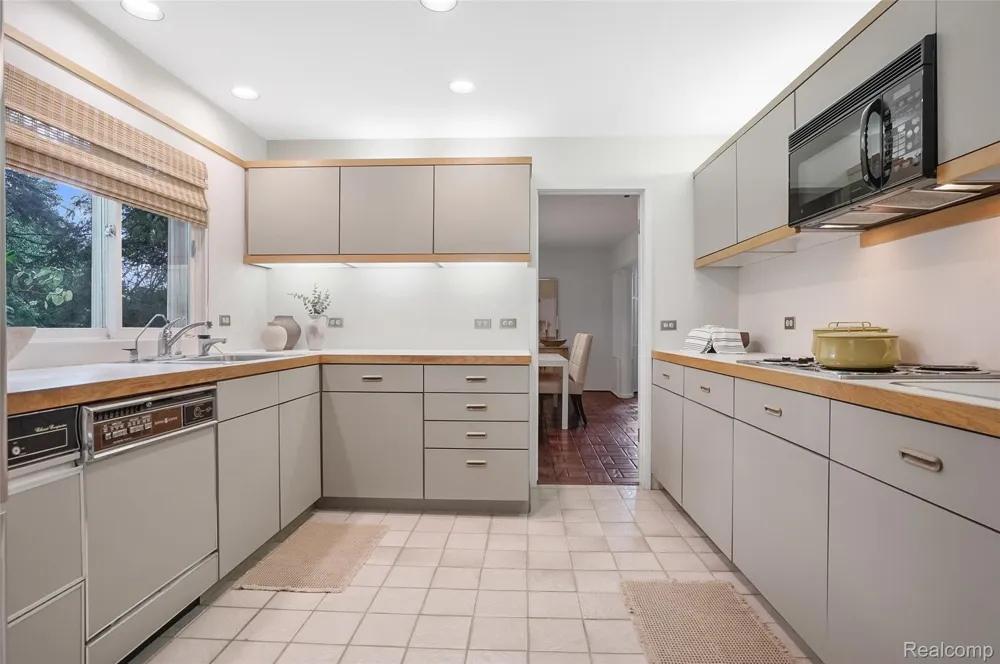 4855 Thorntree Drive West Bloomfield Charter Township, MI 48322