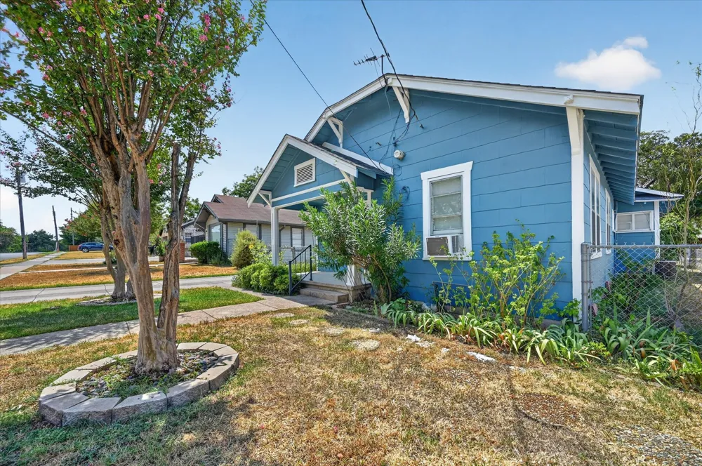 1211 S Montclair Avenue Dallas, TX 75208
