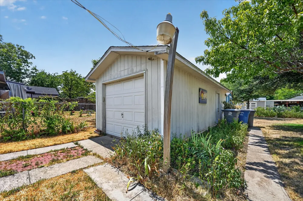 1211 S Montclair Avenue Dallas, TX 75208