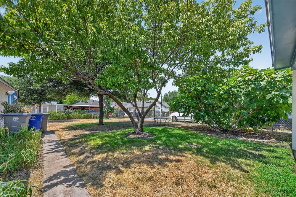 1211 S Montclair Avenue Dallas, TX 75208