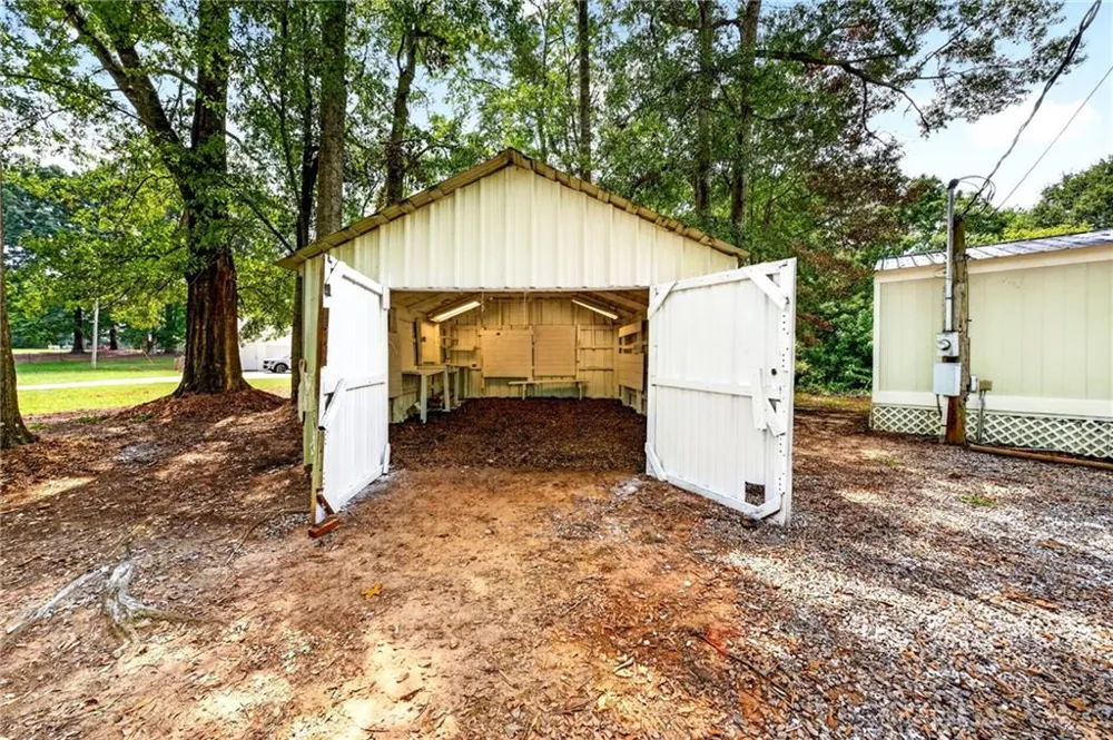 195 Hale Road Maysville, GA 30558