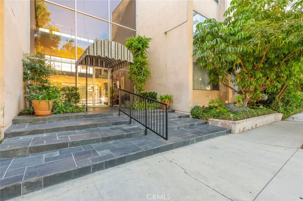 5411 Tyrone Avenue #203 Sherman Oaks, CA 91401