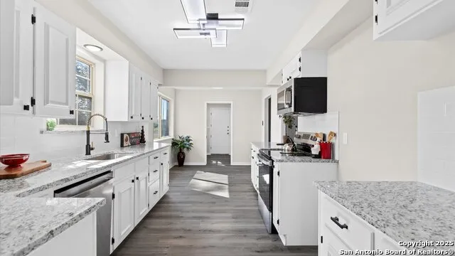 7974 GREEN VALLEY RD Marion, TX 78124