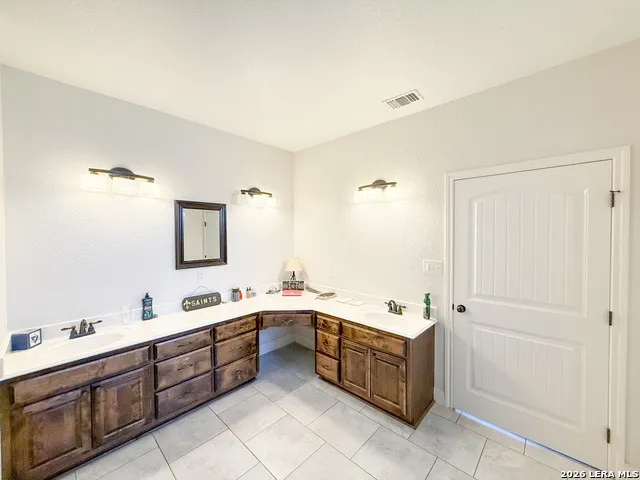 101 8th St Natalia, TX 78059