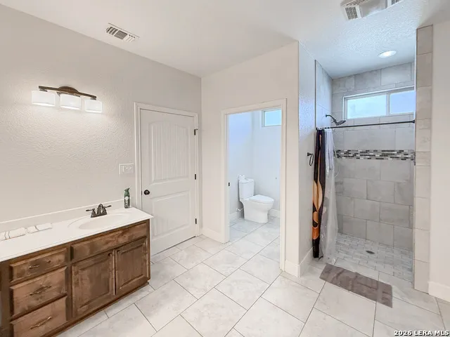 101 8th St Natalia, TX 78059