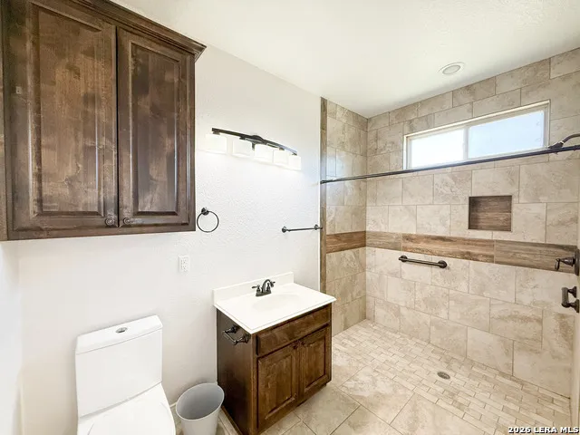 101 8th St Natalia, TX 78059