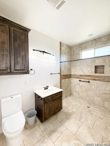 101 8th St Natalia, TX 78059