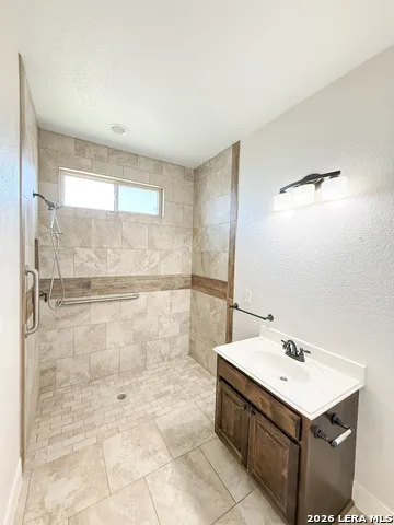 101 8th St Natalia, TX 78059