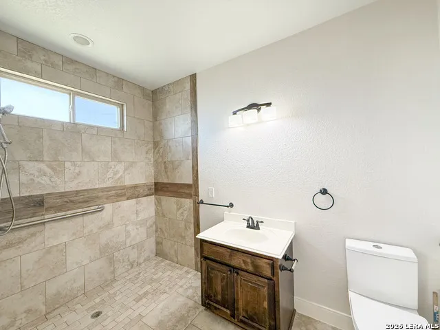 101 8th St Natalia, TX 78059