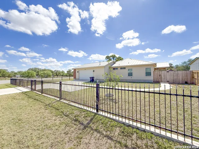 101 8th St Natalia, TX 78059