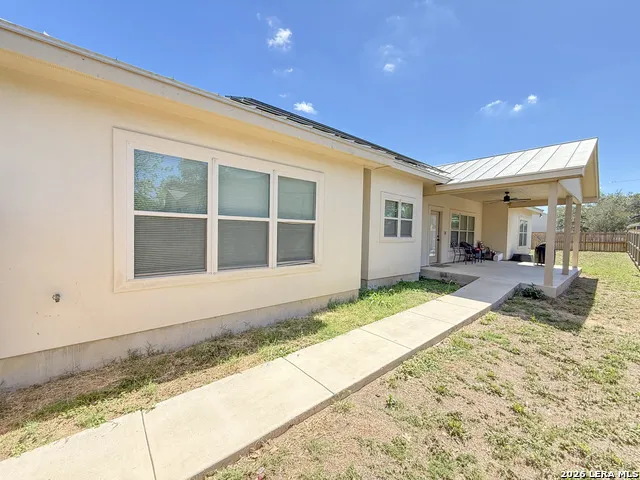 101 8th St Natalia, TX 78059