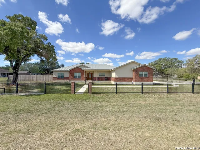 101 8th St Natalia, TX 78059