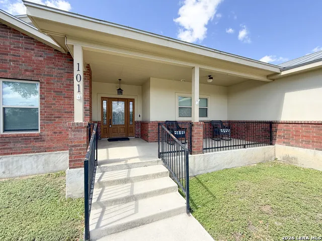 101 8th St Natalia, TX 78059