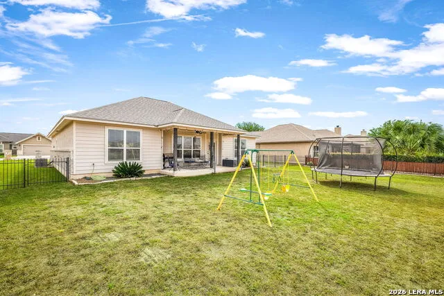 117 Fairway Floresville, TX 78114