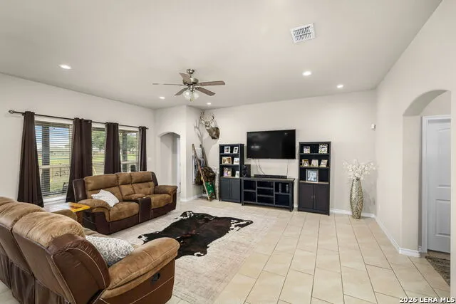 117 Fairway Floresville, TX 78114