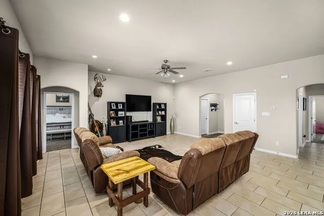 117 Fairway Floresville, TX 78114