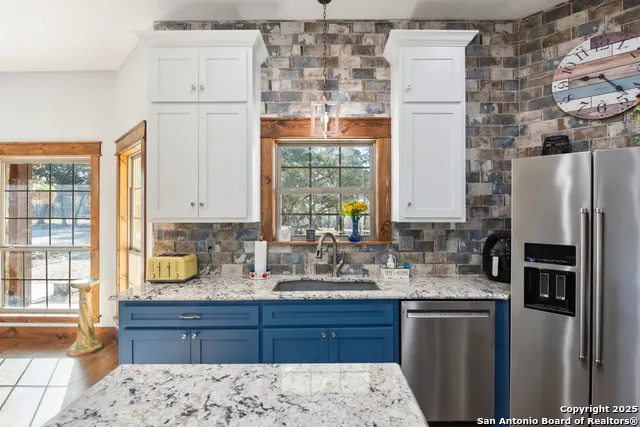 381 Camino Primero Leakey, TX 78873