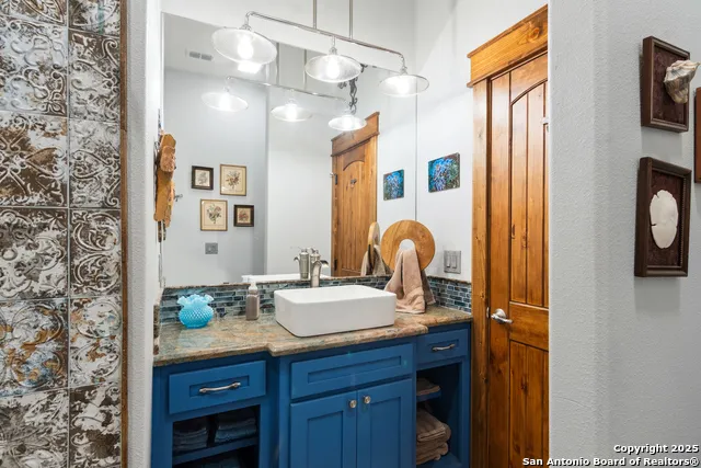 381 Camino Primero Leakey, TX 78873