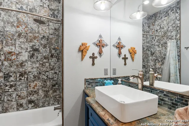381 Camino Primero Leakey, TX 78873