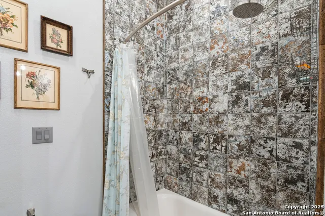 381 Camino Primero Leakey, TX 78873