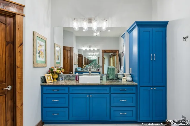 381 Camino Primero Leakey, TX 78873