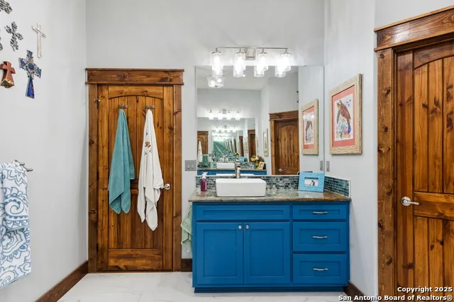 381 Camino Primero Leakey, TX 78873