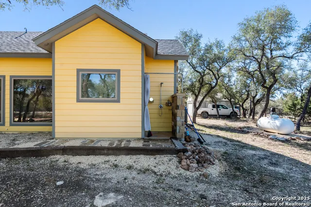 381 Camino Primero Leakey, TX 78873