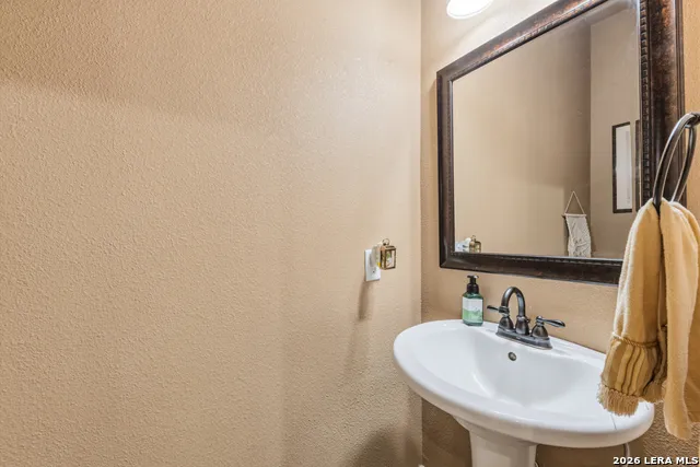 128 Bucks Ln La Vernia, TX 78121