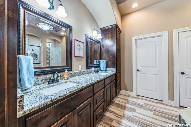 128 Bucks Ln La Vernia, TX 78121
