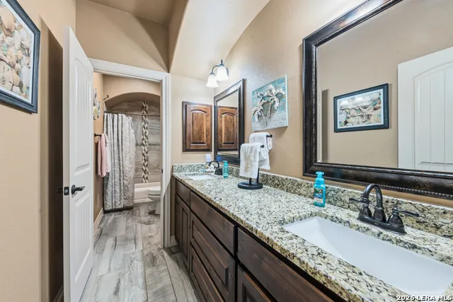 128 Bucks Ln La Vernia, TX 78121