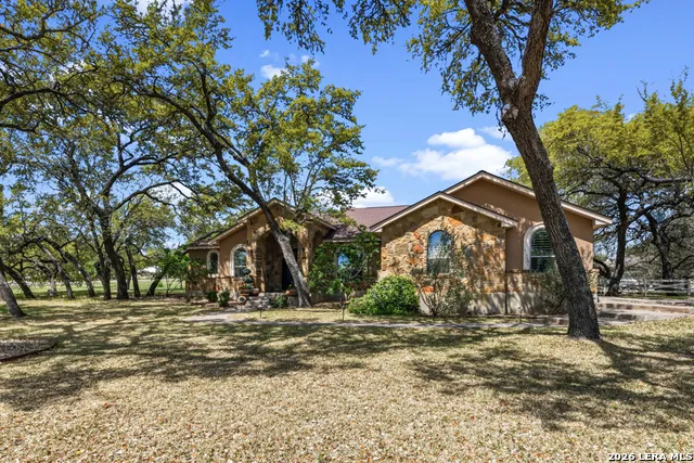 128 Bucks Ln La Vernia, TX 78121