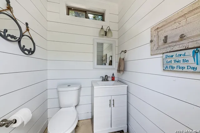 128 Bucks Ln La Vernia, TX 78121