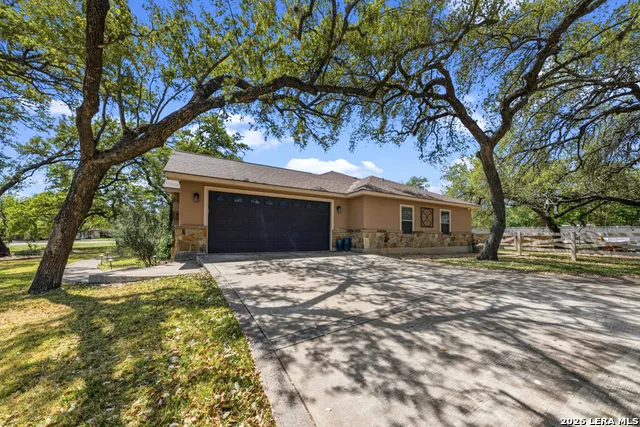 128 Bucks Ln La Vernia, TX 78121