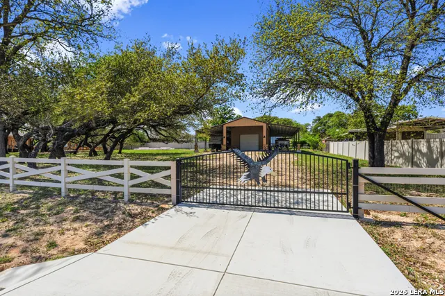 128 Bucks Ln La Vernia, TX 78121