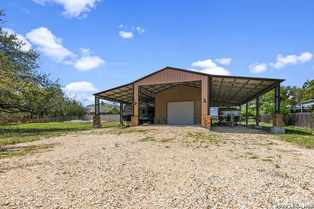 128 Bucks Ln La Vernia, TX 78121