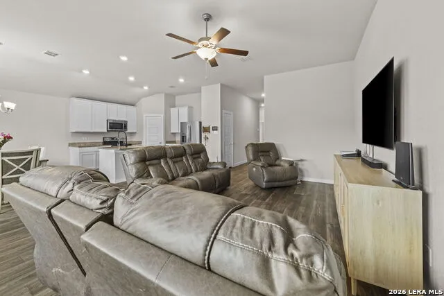 5403 PEARL VLY San Antonio, TX 78242