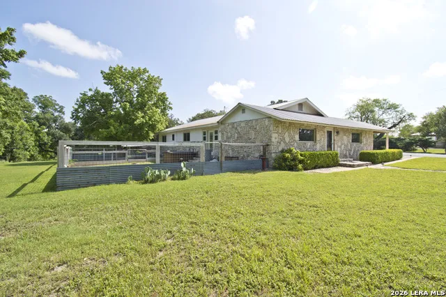 702 E Schubert Fredericksburg, TX 78624