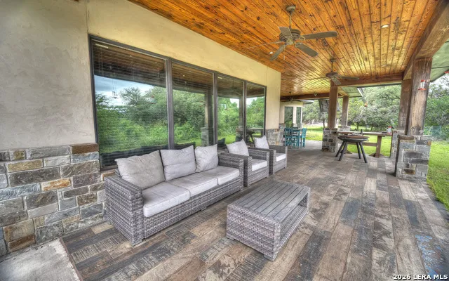 200 Skippin Stone Ln Concan, TX 78838