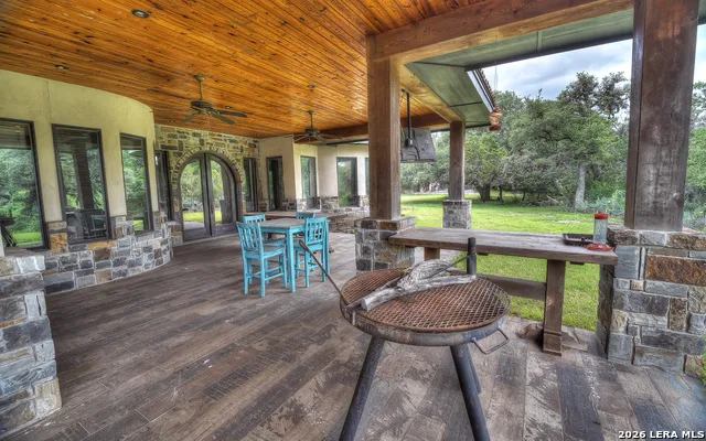 200 Skippin Stone Ln Concan, TX 78838