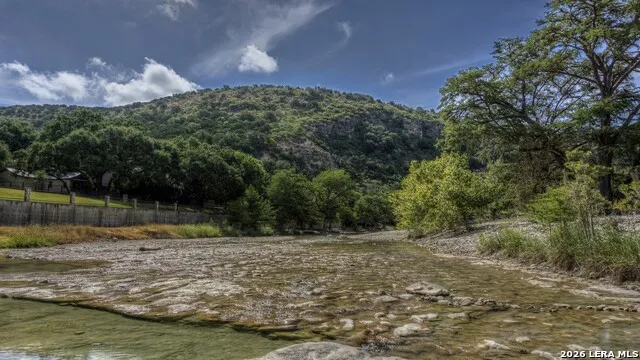 200 Skippin Stone Ln Concan, TX 78838