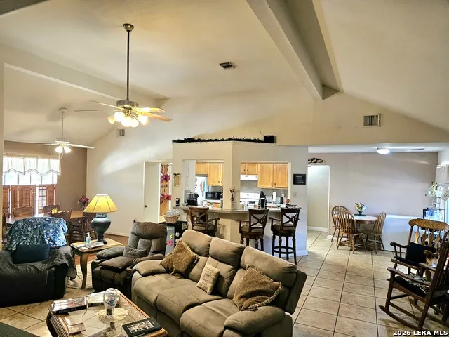 214 CHERRY RDG Floresville, TX 78114