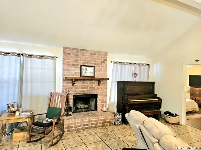 214 CHERRY RDG Floresville, TX 78114