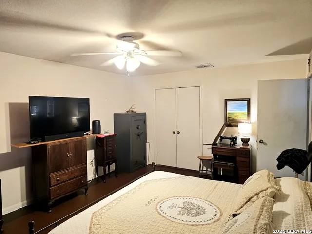 214 CHERRY RDG Floresville, TX 78114