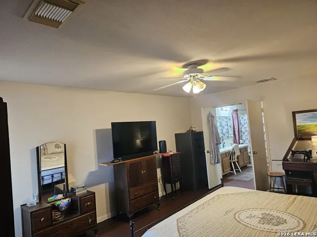 214 CHERRY RDG Floresville, TX 78114