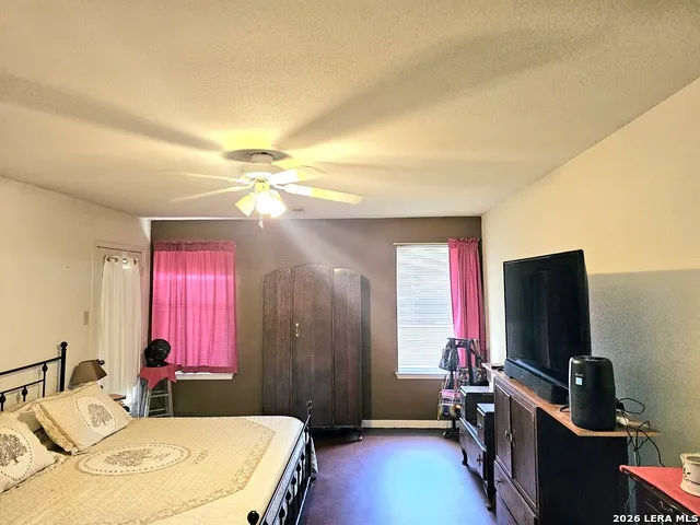 214 CHERRY RDG Floresville, TX 78114