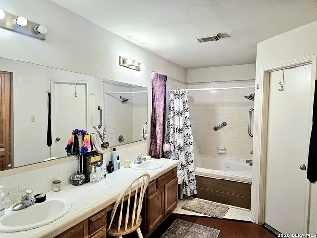 214 CHERRY RDG Floresville, TX 78114