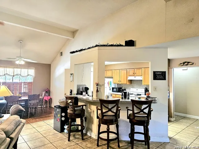 214 CHERRY RDG Floresville, TX 78114