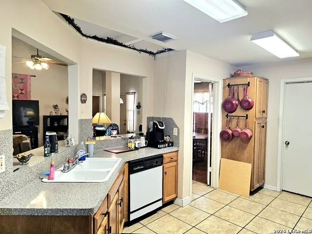 214 CHERRY RDG Floresville, TX 78114