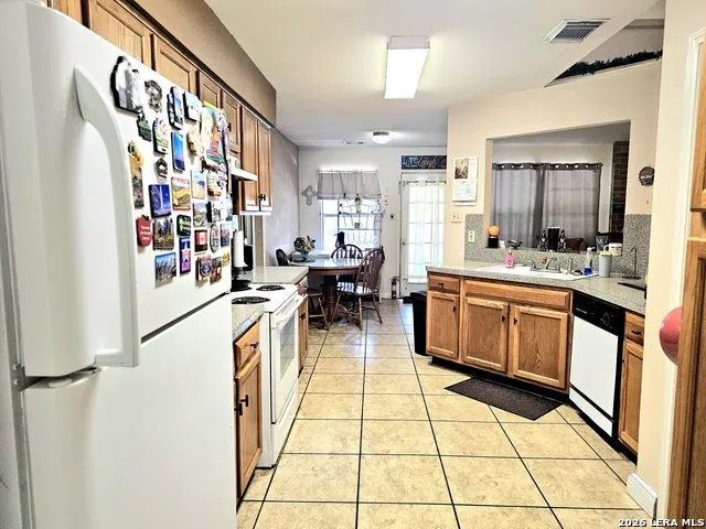 214 CHERRY RDG Floresville, TX 78114